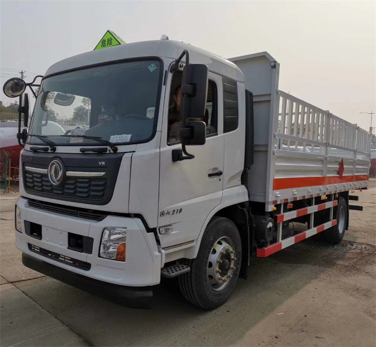 東風(fēng)天錦氣瓶運(yùn)輸車，6米8氣瓶運(yùn)輸車